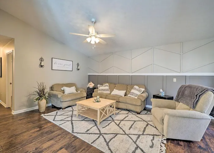 Oak Island Getaway W/ Yard - Walk To Beach!