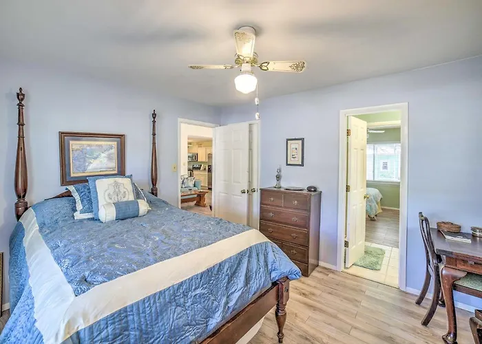 Oak Island Home W/ Yard < 1 Mi To The Beach!