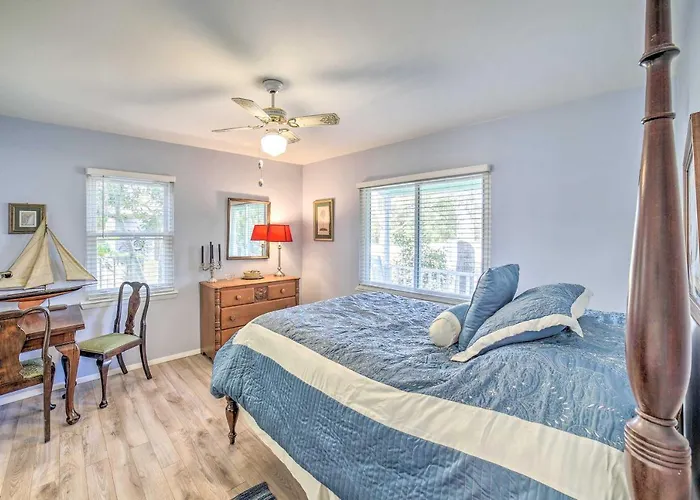 Oak Island Home W/ Yard < 1 Mi To The Beach!