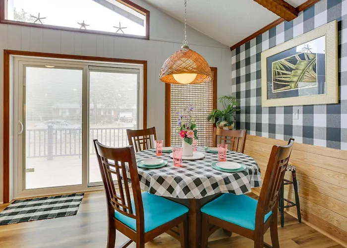 Oak Island Vacation Rental W/ Decks, Walk To Beach