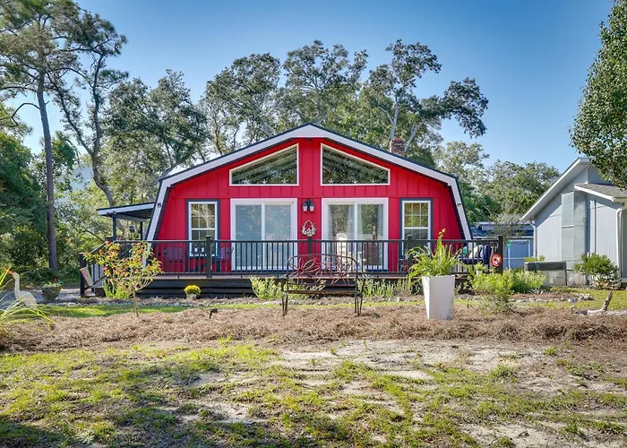 Oak Island Vacation Rental W/ Decks, Walk To Beach